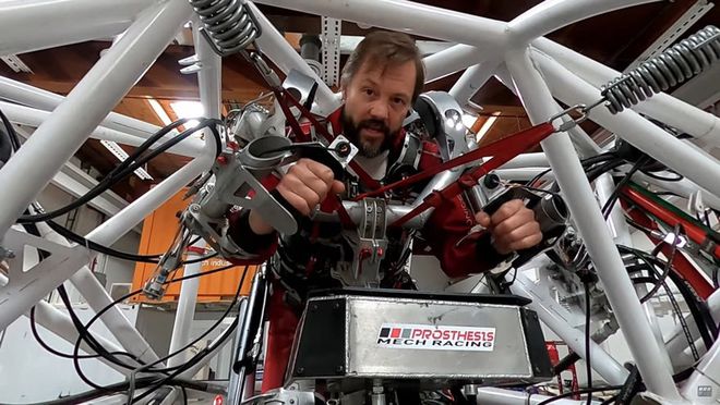 国外大神打造真人驾驶机甲 50倍力量轻松掀翻汽车