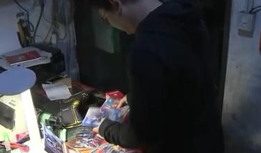 11岁男孩花上万元买“奥特曼”卡片 售卡老板称过两年值千万