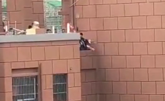 千钧一发！安徽一少女跳楼瞬间被救援人员一把抓住