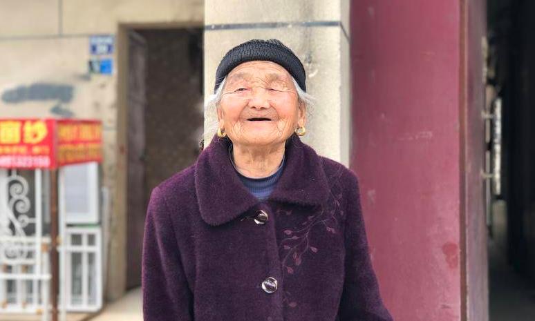 西安101岁老人喜欢吃肉 外号为“肉王” 已五世同堂