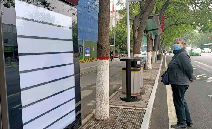 西安“五路口”公交站牌咋是空白的？公交公司：站牌正在提升改造