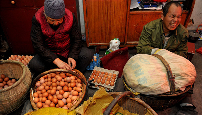 视频|西安57岁盲人30年风雨无阻卖鸡蛋 每天往返50公里