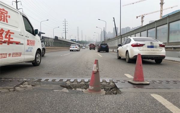西安朱宏桥上出现一大坑 导致一网约车车辆受损