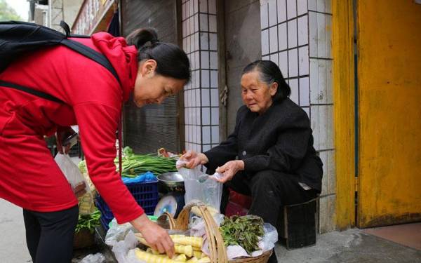 宁陕老街的春天美味：78岁奶奶卖春笋 野生羊肚菌10元一朵