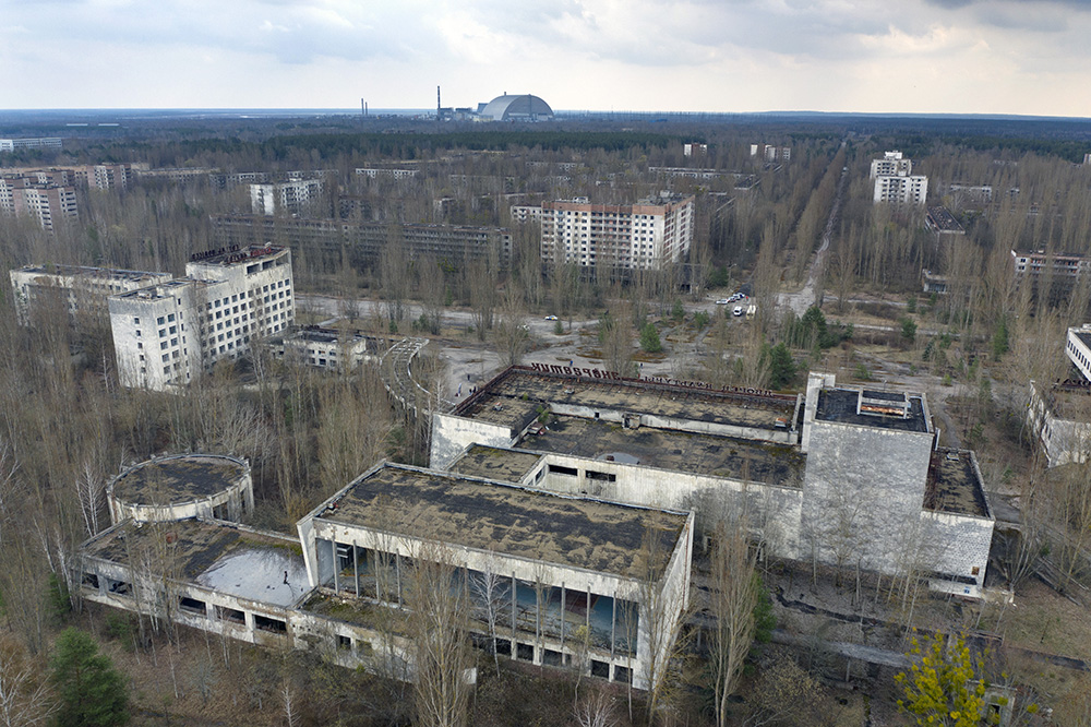 当地时间2021年4月15日，乌克兰，废弃的普里皮亚季，远处是切尔诺贝利核电站爆炸的反应堆。人民视觉 图