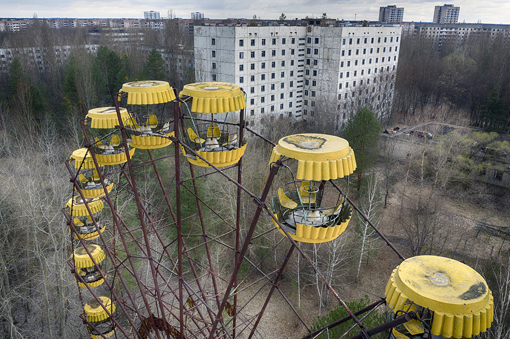 当地时间2021年4月15日，乌克兰，靠近切尔诺贝利核电站的废弃小镇普里皮亚季，公园里一个废弃的摩天轮。 人民视觉 图