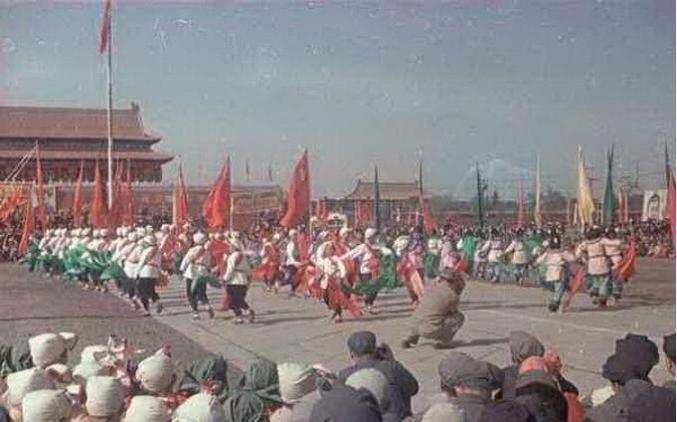 图：1950年劳动节北京彩照，20万中国人民一起欢庆节日。