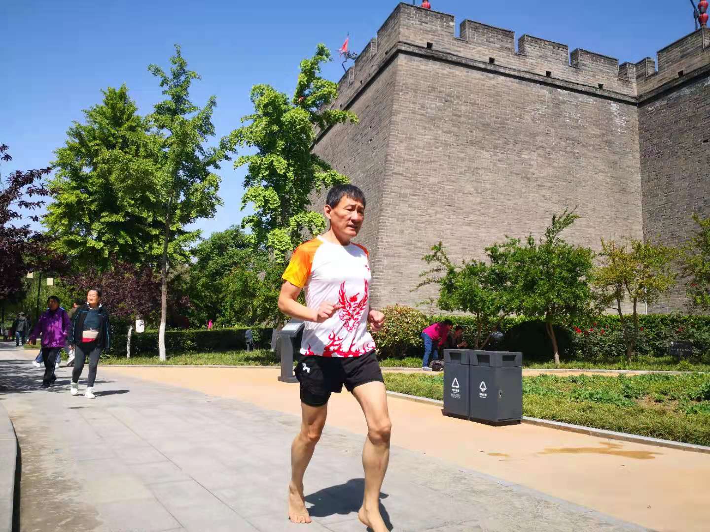 西安58岁男子坚持赤脚跑步5年 每天清晨城墙下跑步10公里