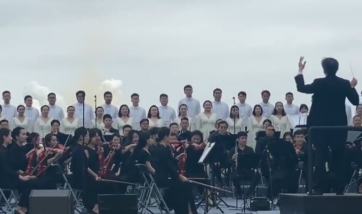 西安交响乐团与火箭同框演奏“中国航天祖传BGM” 网友：我直接一个爆哭
