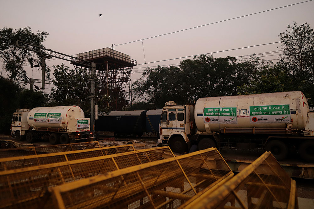 当地时间2021年4月27日，印度新德里，承载医用氧气罐的“氧气专列”抵达德里坎特火车站。人民视觉 图