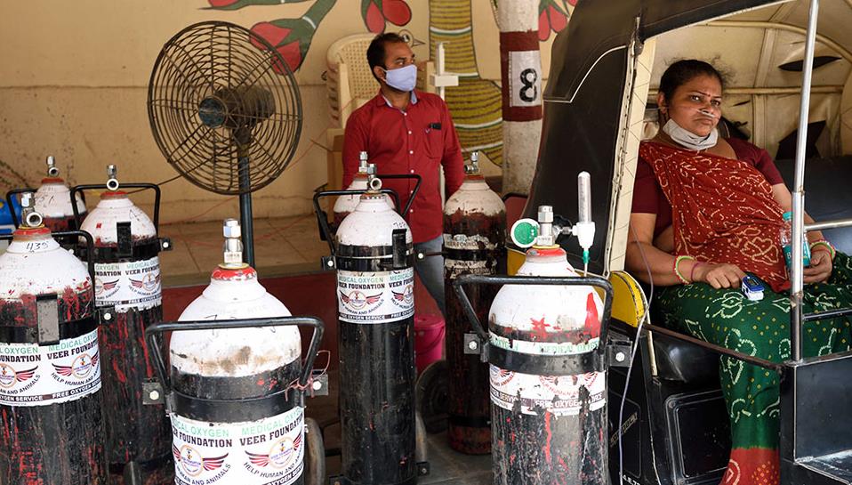 印度医用氧气告急：为何“缺氧”？如何应对？