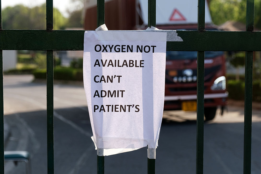 当地时间2021年4月25日，印度新德里，医院张贴告示称医用氧气供应不足后，无法收治病人。人民视觉 图