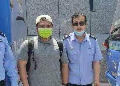广东游客将行李遗忘在大巴车上 西安临潼民警帮其找到