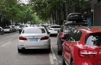 西安交警曝光一批双排停车违法行为 均由市民举报