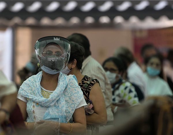 当地时间2021年4月29日，印度孟买，民众等待接种疫苗。人民视觉  图
