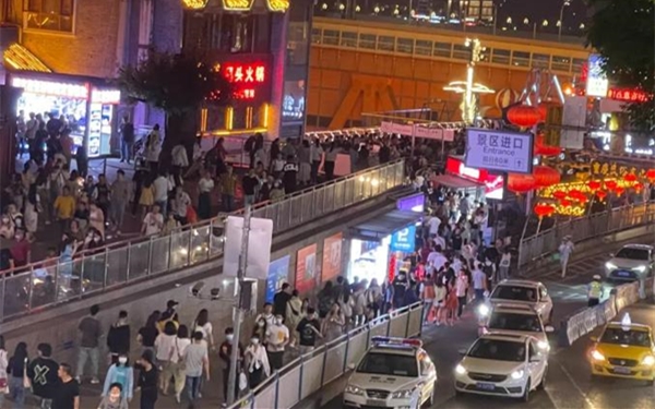 重庆洪崖洞为游客封桥封路 游客：最“宠粉”的城市