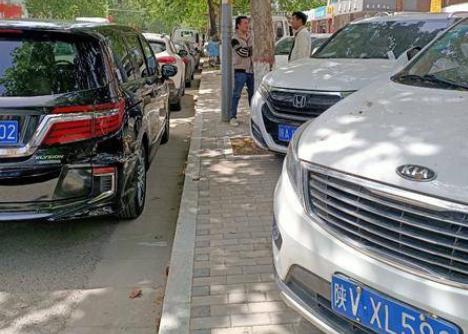 西安永松路市政府小区外人行道被机动车“霸占” 雁塔城管：立即整治