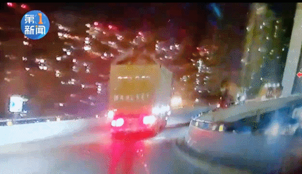 西安一拉土车深夜坠桥 附近群众合力救出司机