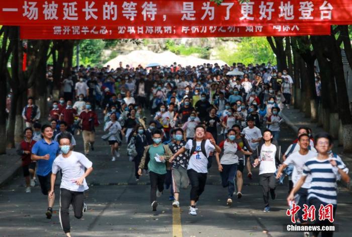 资料图：2020年7月8日，在湖北省宜昌市各考点，考生陆续走出考场。付蓓蓓 摄