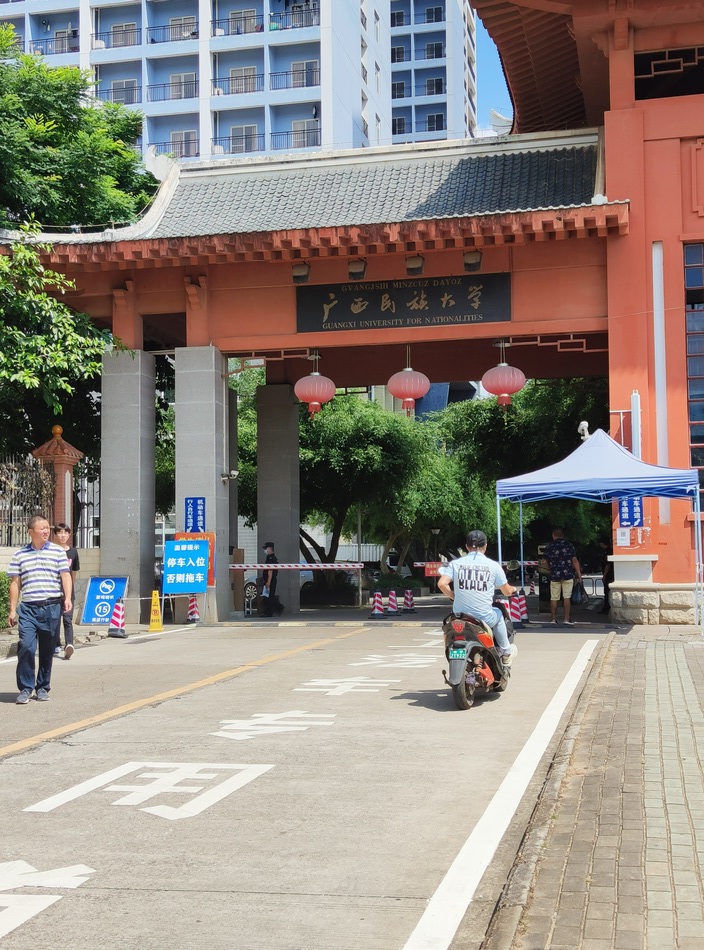 夫妇二人在广西民族大学宿舍楼家中遇害。  澎湃新闻记者 王万春 图