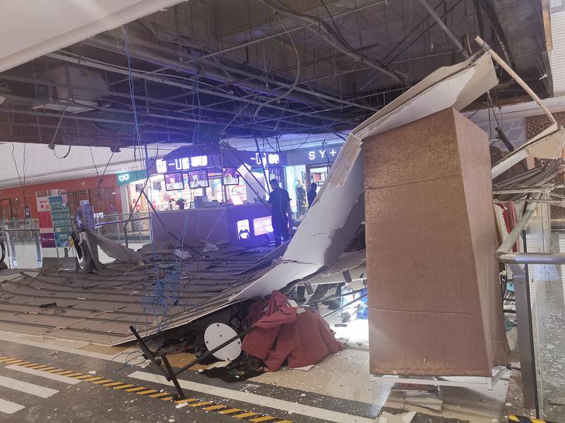 西安盛龙广场龙首购物中心二层大片天花板突然掉落 幸无人员伤亡
