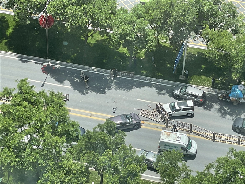 西安曲江大道一轿车撞断护栏 造成道路拥堵