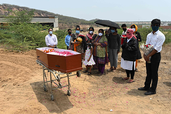 当地时间2021年5月8日，印度费尔达巴德，民众埋葬新冠死者。人民视觉  图