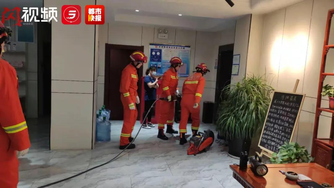 西咸新区空港新城一酒店电梯突然罢工 17人被困其中1人出现晕厥