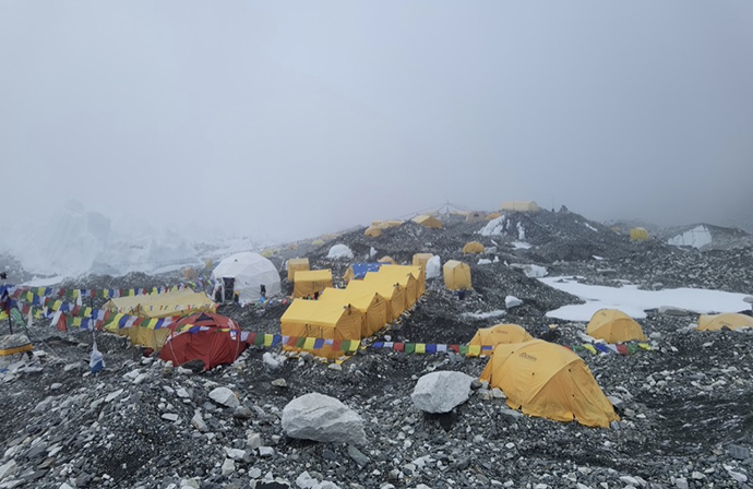 尼泊尔珠峰大本营中国登山者：确有新冠病例，已送下山