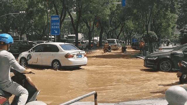 西安朱雀大街与崇业路十字水管破裂 路面大量积水