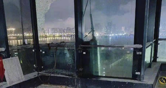 武汉大风中吊篮撞楼2人死亡 事发前工人曾电话求救