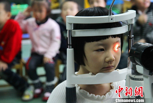 10月12日，世界视觉日到来前，蜀山区三里庵街道龙河路社区组织眼科医护人员到幼儿园，向孩子们介绍眼球构造和预防近视等知识，并带来专业检测仪器，检测孩子们的视力。<a target=&apos;_blank&apos; href=&apos;http://www.chinanews.com/&apos;><p align=