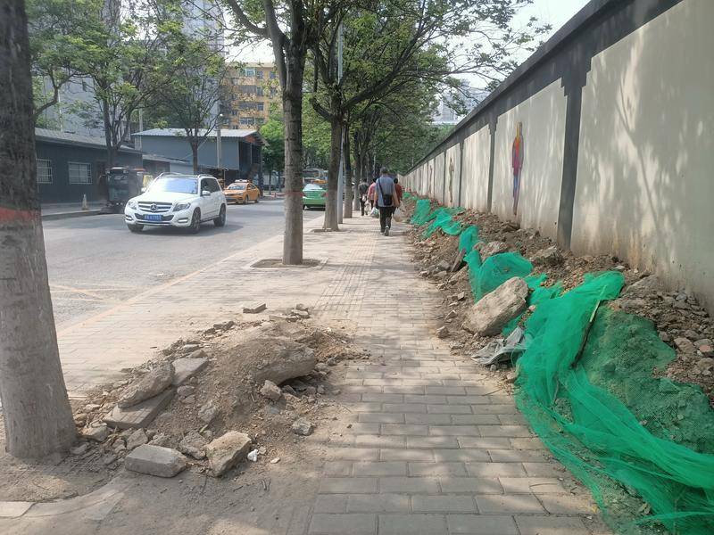 新光巷堆放近百米长建筑垃圾1个多月未清 新城城管：一周内清理完毕