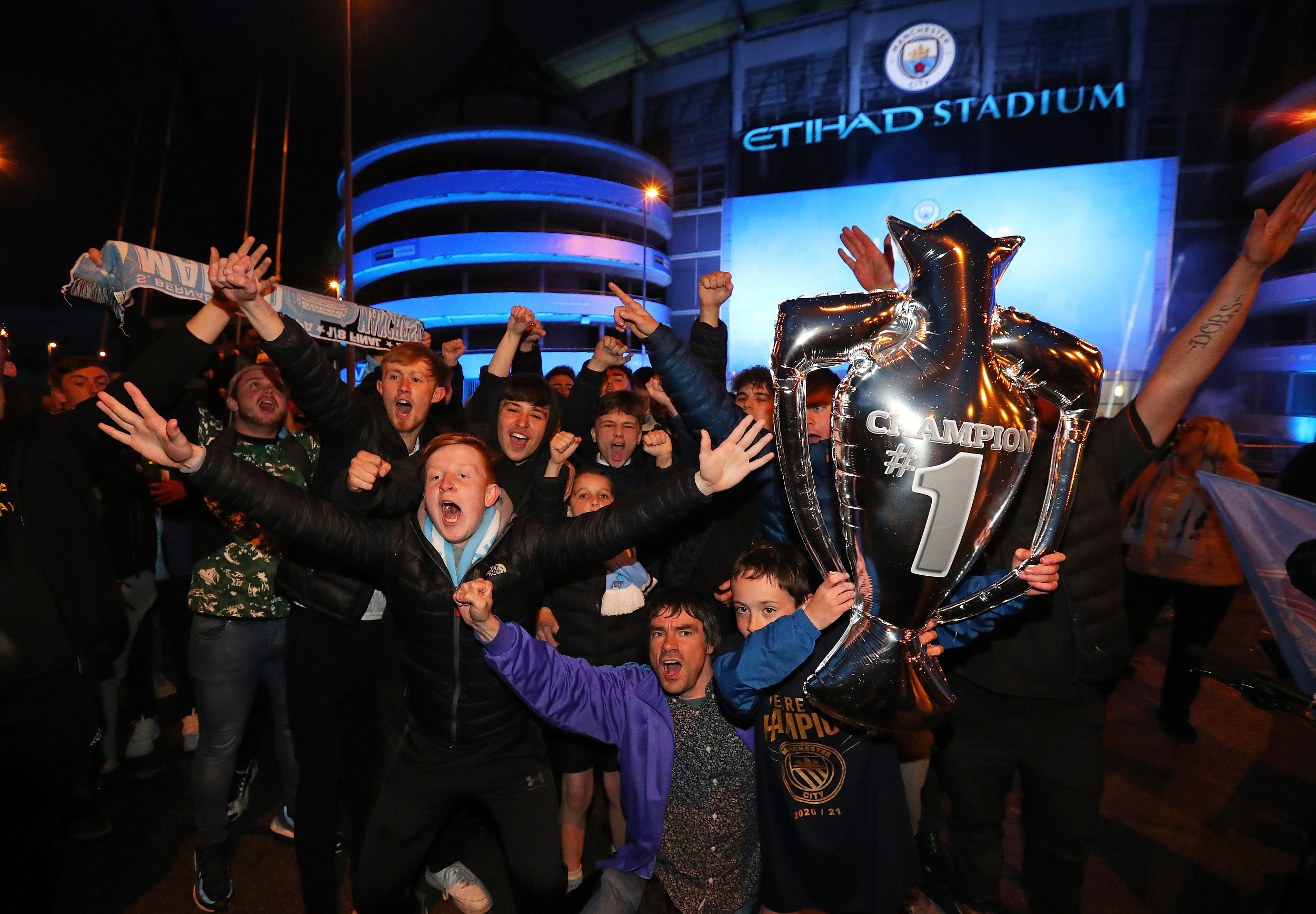 曼城球迷在伊蒂哈德球场外庆祝夺冠。