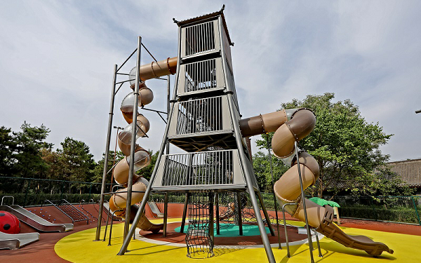 西安一儿童乐园近10米高巨型滑梯亮相：有五层结构