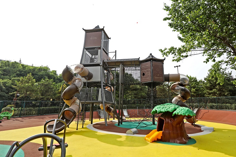 西安一儿童乐园近10米高巨型滑梯亮相有五层结构