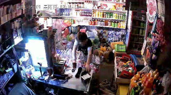 西安长安南路一便利店一周内疑被同一伙人盗窃两次 丢失40多条烟