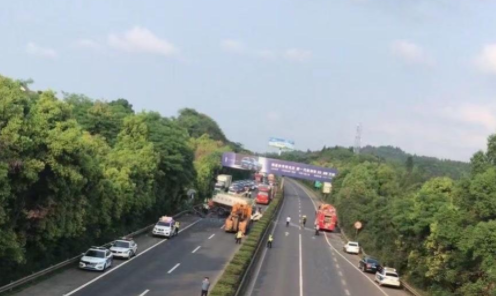 四川一高速发生客车与货车相撞事故 已致6死28伤