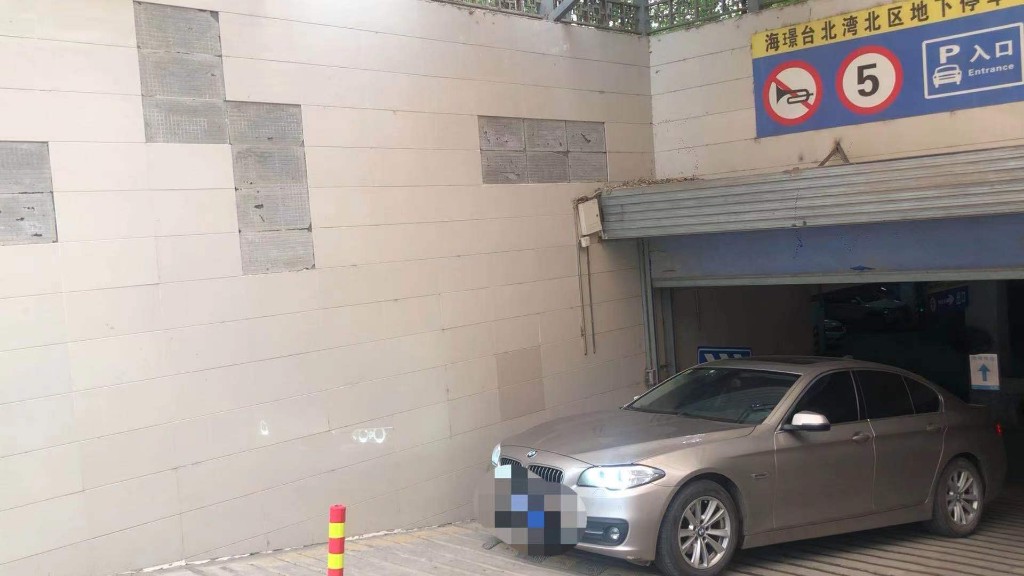 西安海璟台北湾小区车位不够用 宝马停在车库入口被脱落瓷砖砸中