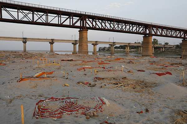 恒河已打捞出上千具浮尸 印度官员：与新冠无关 系河葬习俗