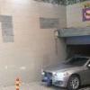 车停地库入口被脱落瓷砖砸中