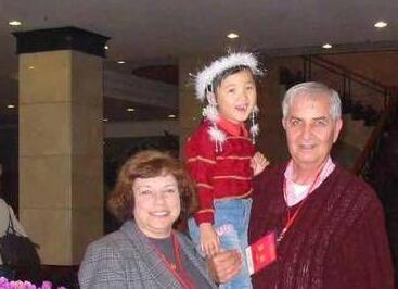 2005年参加杨凌农高会曾与小女孩合影 81岁美国老人想找到她