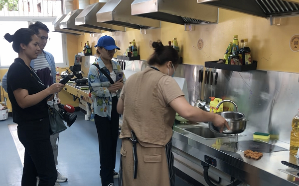 西安90后小伙医院旁创办共享厨房 病人家属可自带菜做饭