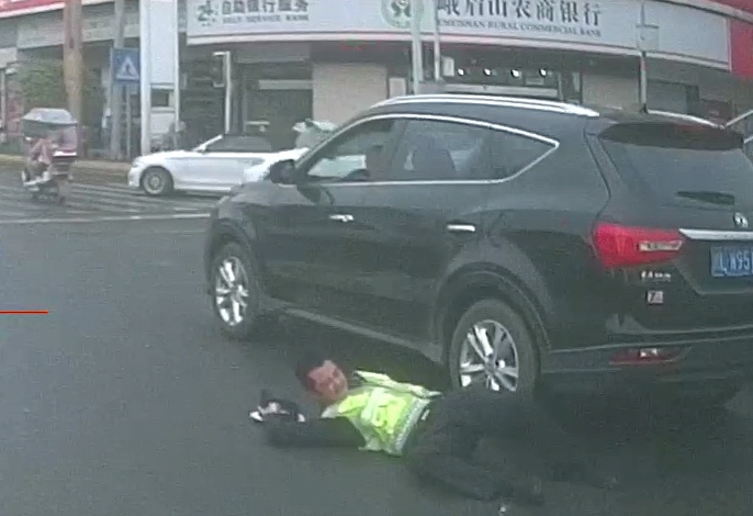 交警被违法拒绝检查的司机拖行致受伤  红星新闻 图