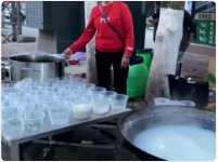 云南漾濞一餐館為地震救援人員提供免費早餐