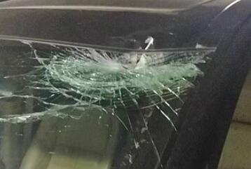 嚇人！寶雞一司機正開車被飛來鐵皮板砸中 擋風玻璃瞬間爆裂