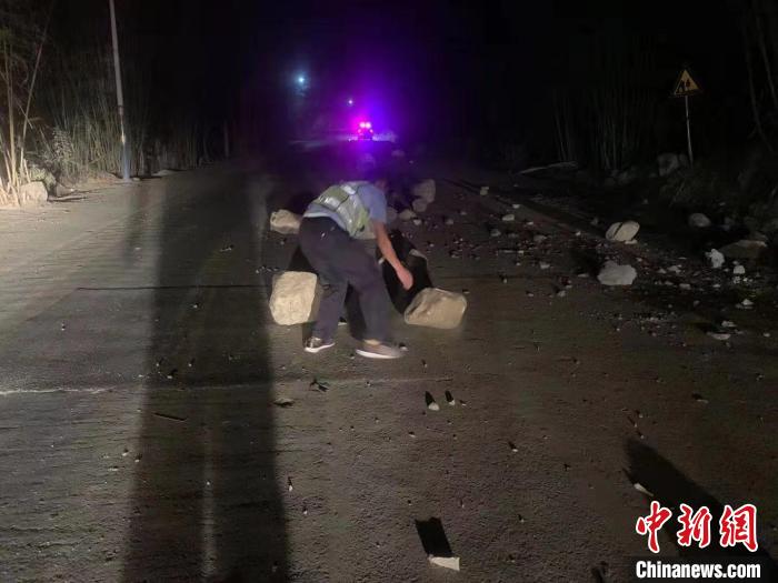 图为地震导致大理州道路上出现落石。云南省公安厅供图
