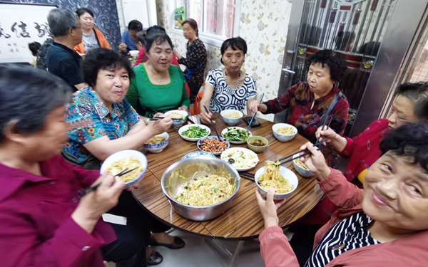西安老人在长安区租下农家院集体养老 吃住一天55-60元