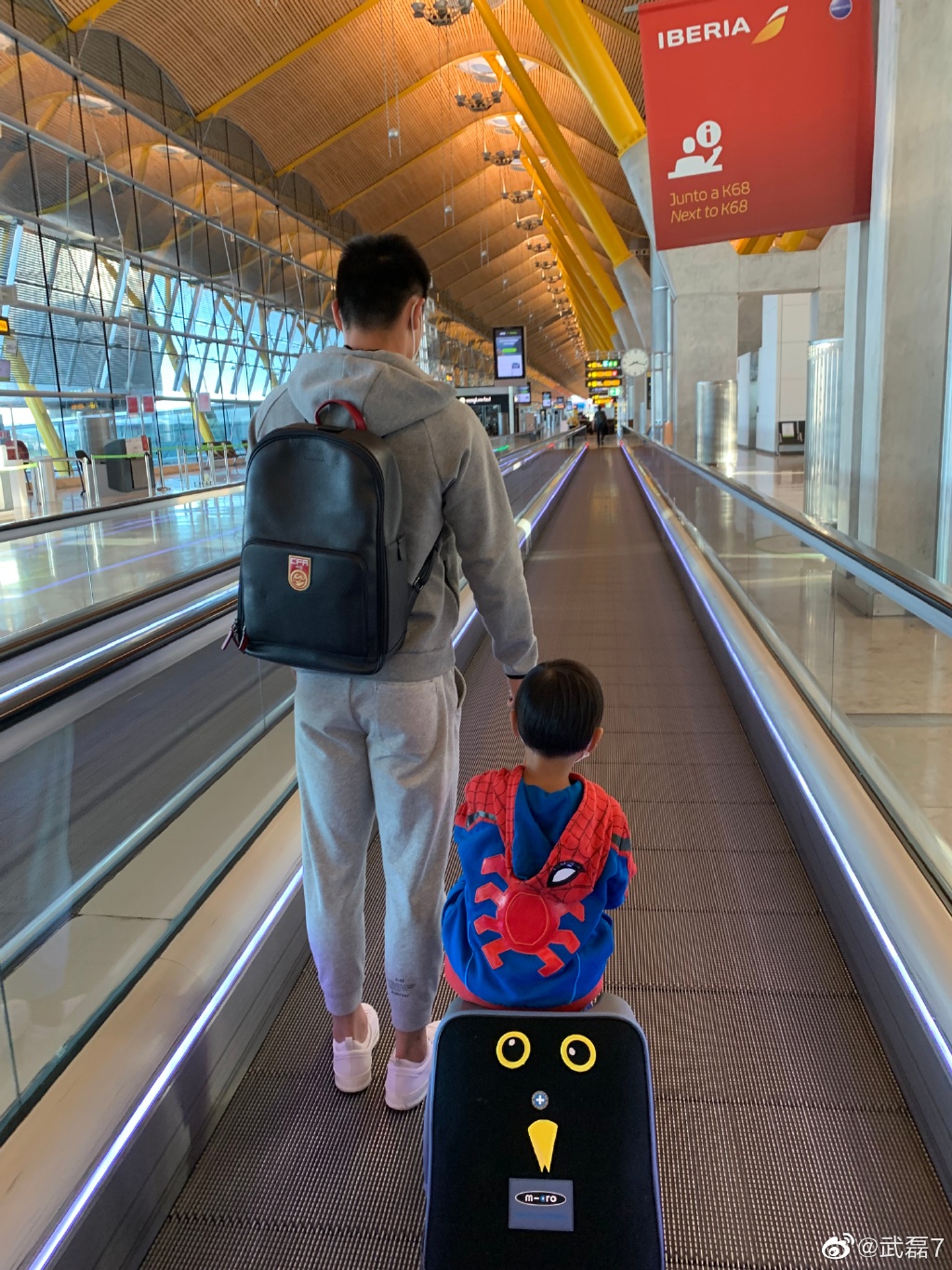 武磊带着孩子回国。