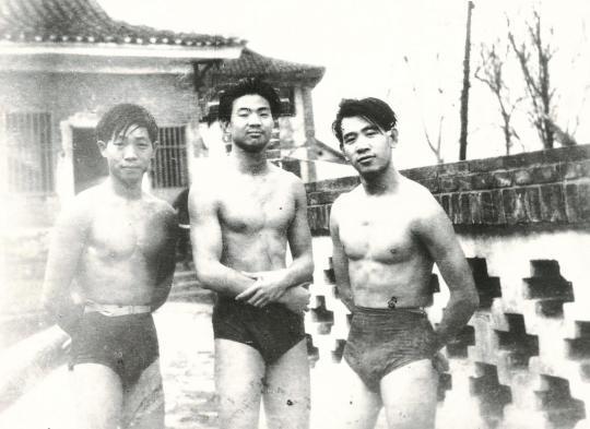 学生时代的袁隆平(左一)酷爱游泳。袁隆平本人图片均由湖南杂交水稻研究中心提供